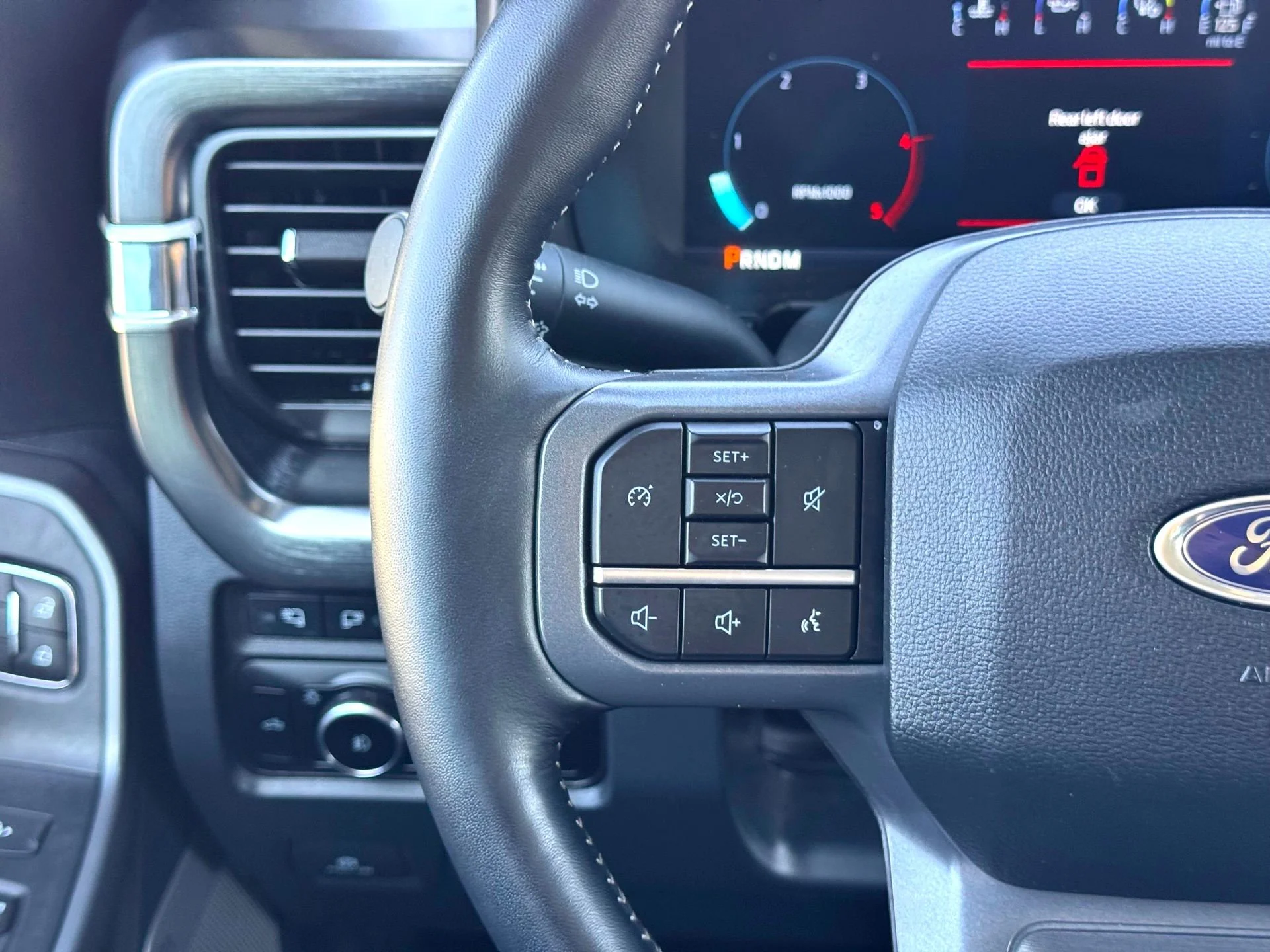 Used 2024  Ford Lariat image 23