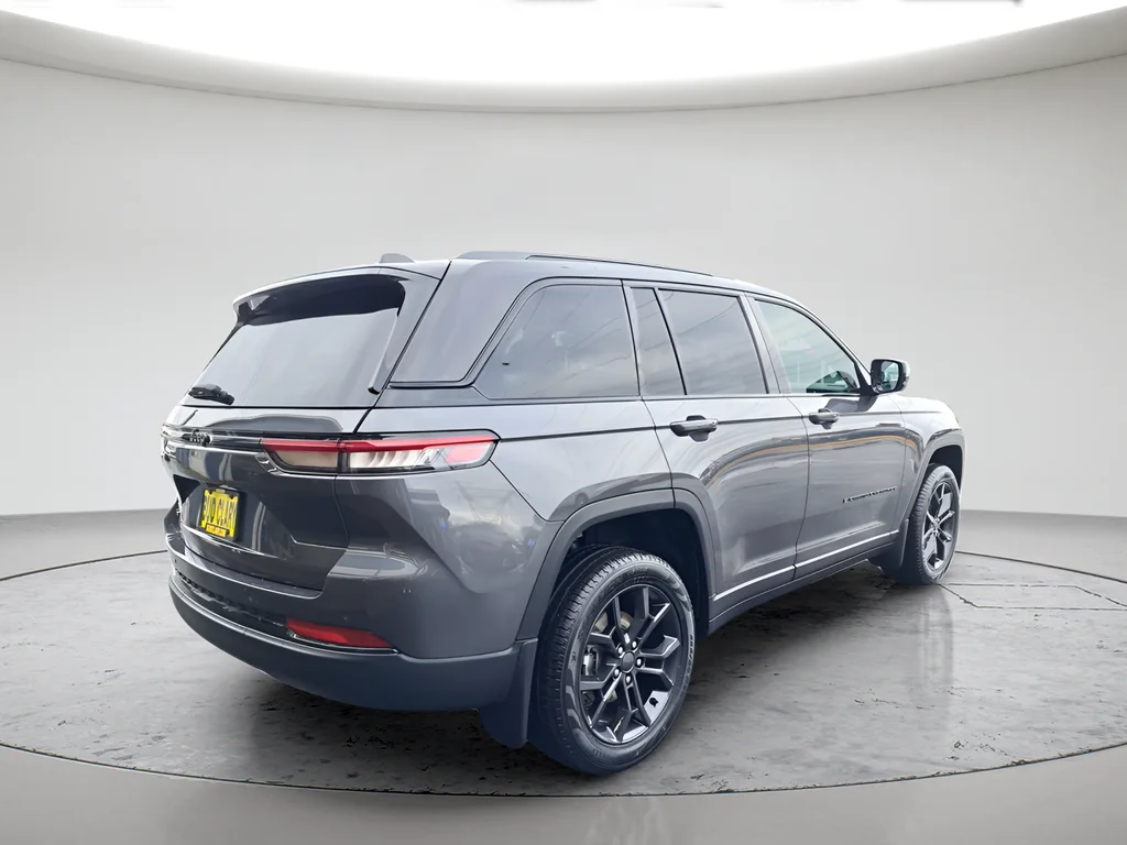New 2025 Baltic Gray Metallic Clear-Coat Exterior Paint Jeep Limited image 3