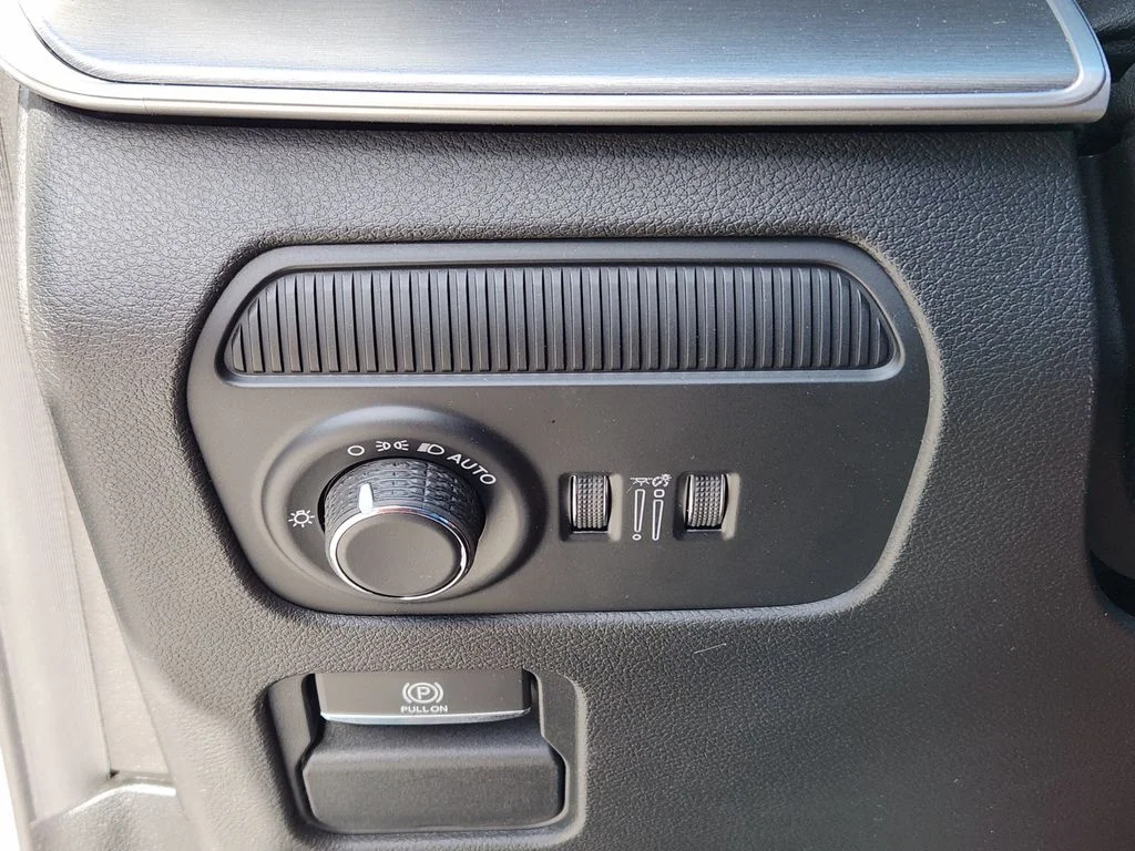 New 2026 Silver-Zynith Exterior Paint Jeep Limited Reserve image 29