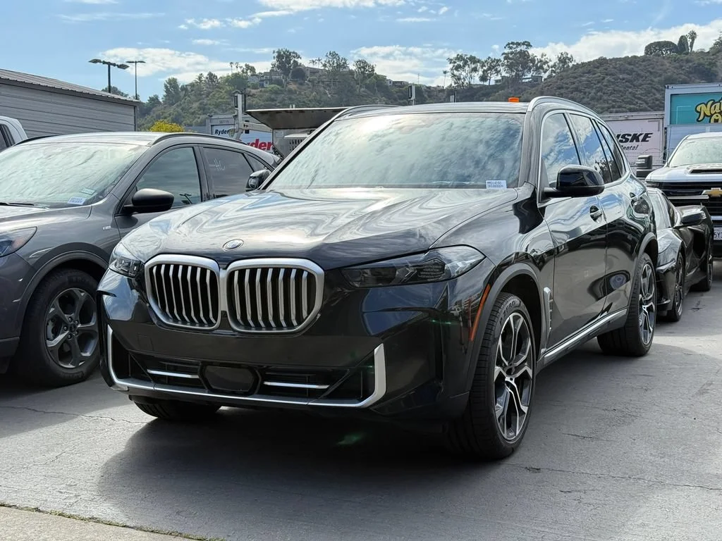 Used 2024  BMW sDrive40i image 2