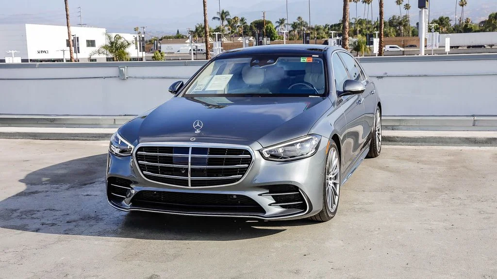 Used 2025  Mercedes-Benz S 580 image 4