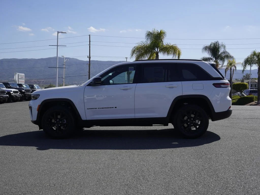 New 2026 Bright White Clear-Coat Exterior Paint Jeep Laredo Altitude image 7