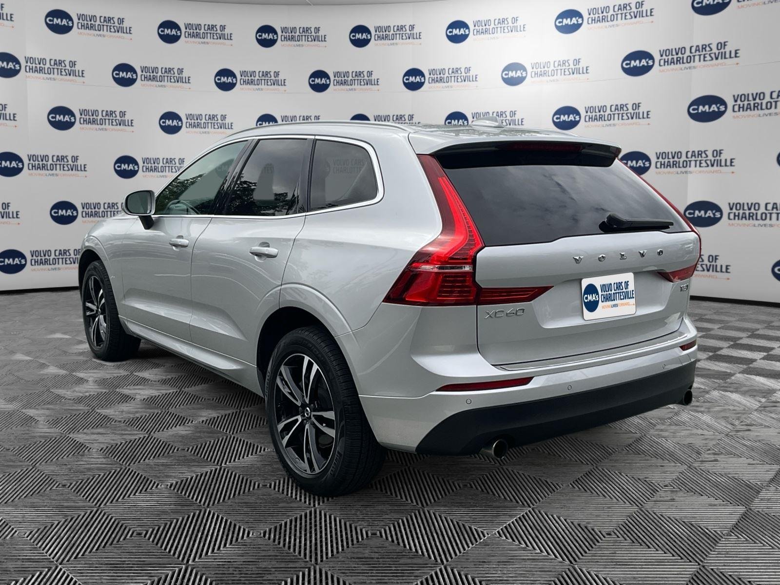 Used 2021 Bright Silver Metallic Volvo Momentum image 3