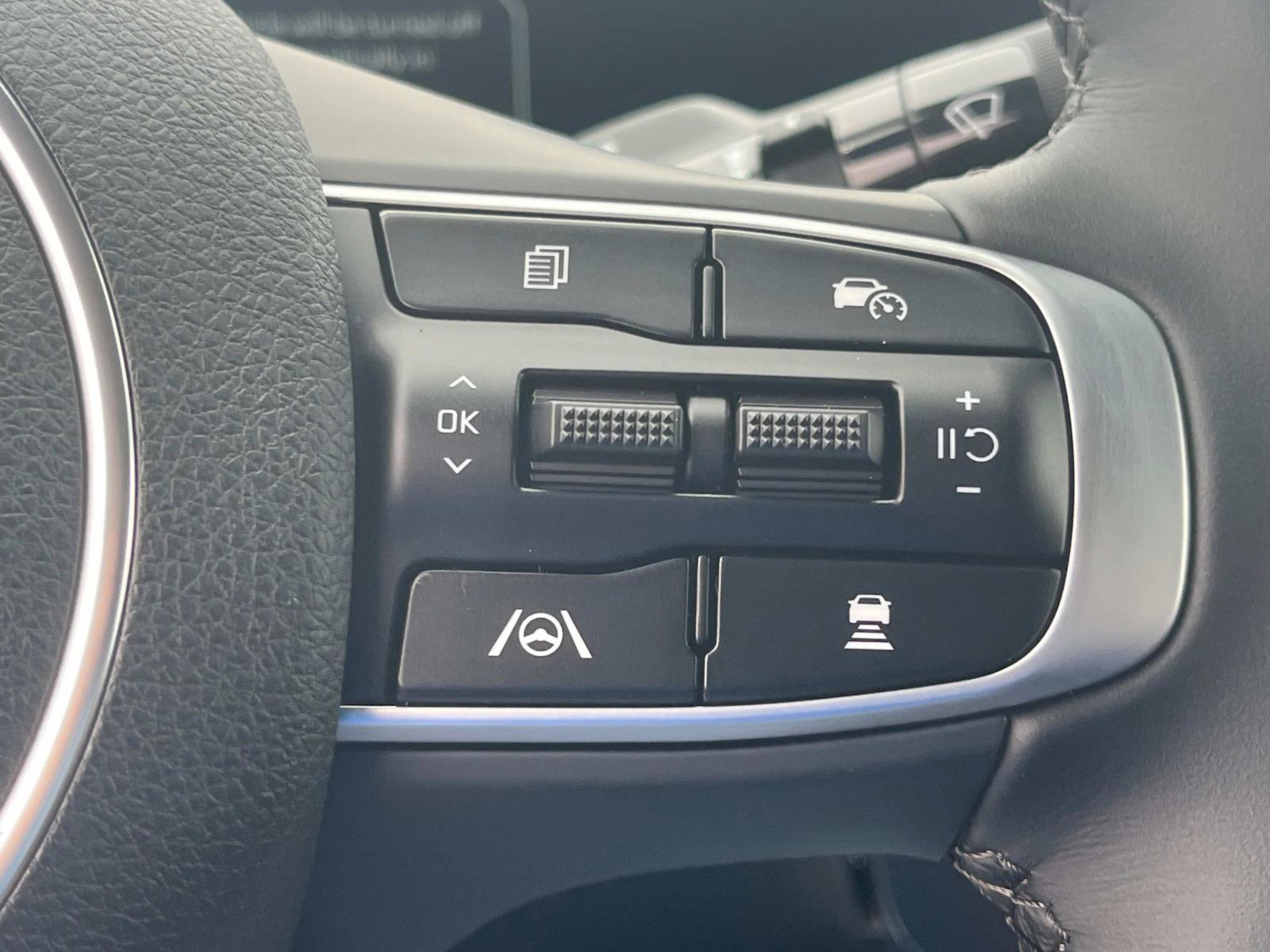 New 2025 Yacht Blue Kia EX image 24