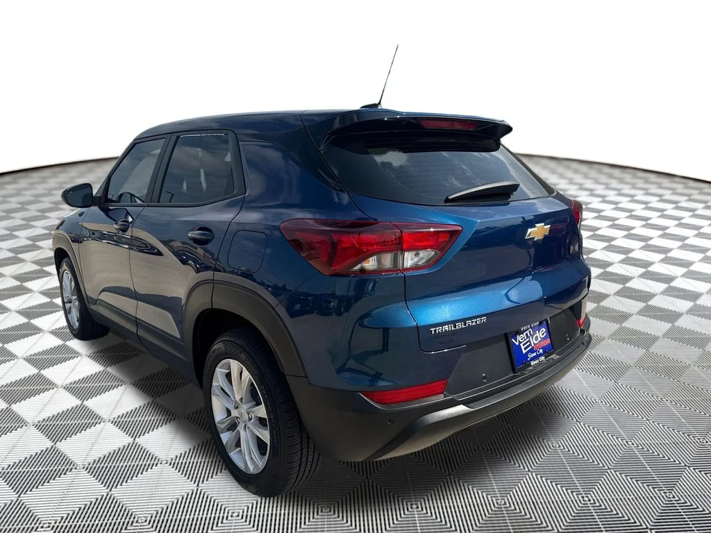 Used 2021 Blue Chevrolet LS image 4