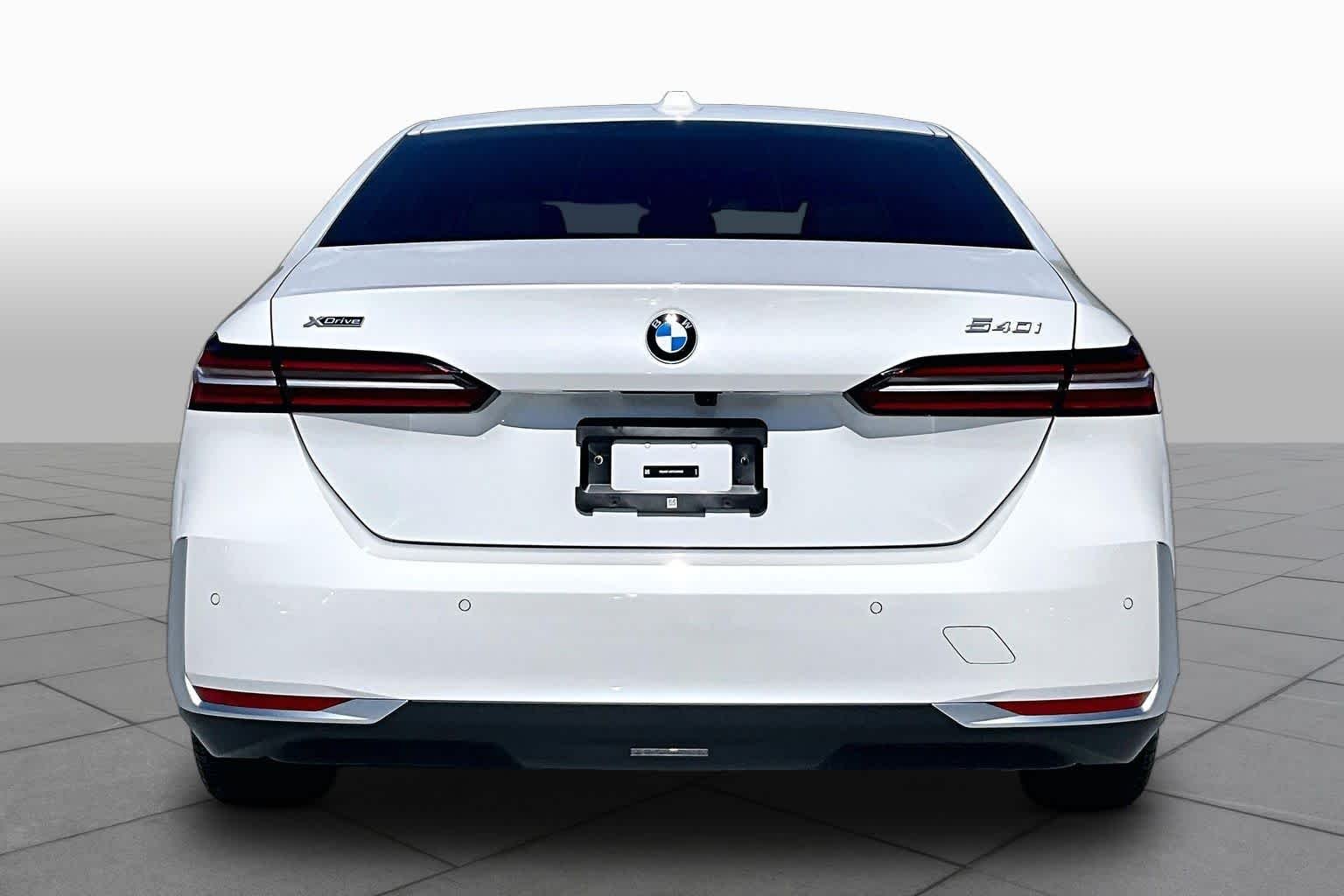 Used 2026 Alpine White BMW 540i xDrive image 5