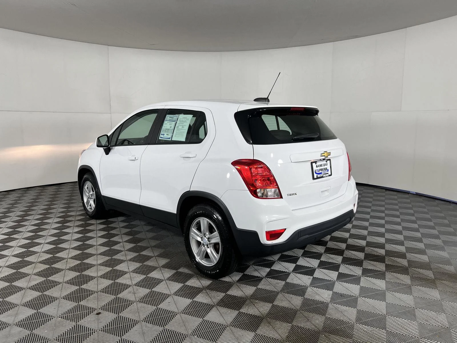 Used 2019 Summit White Chevrolet LS image 3