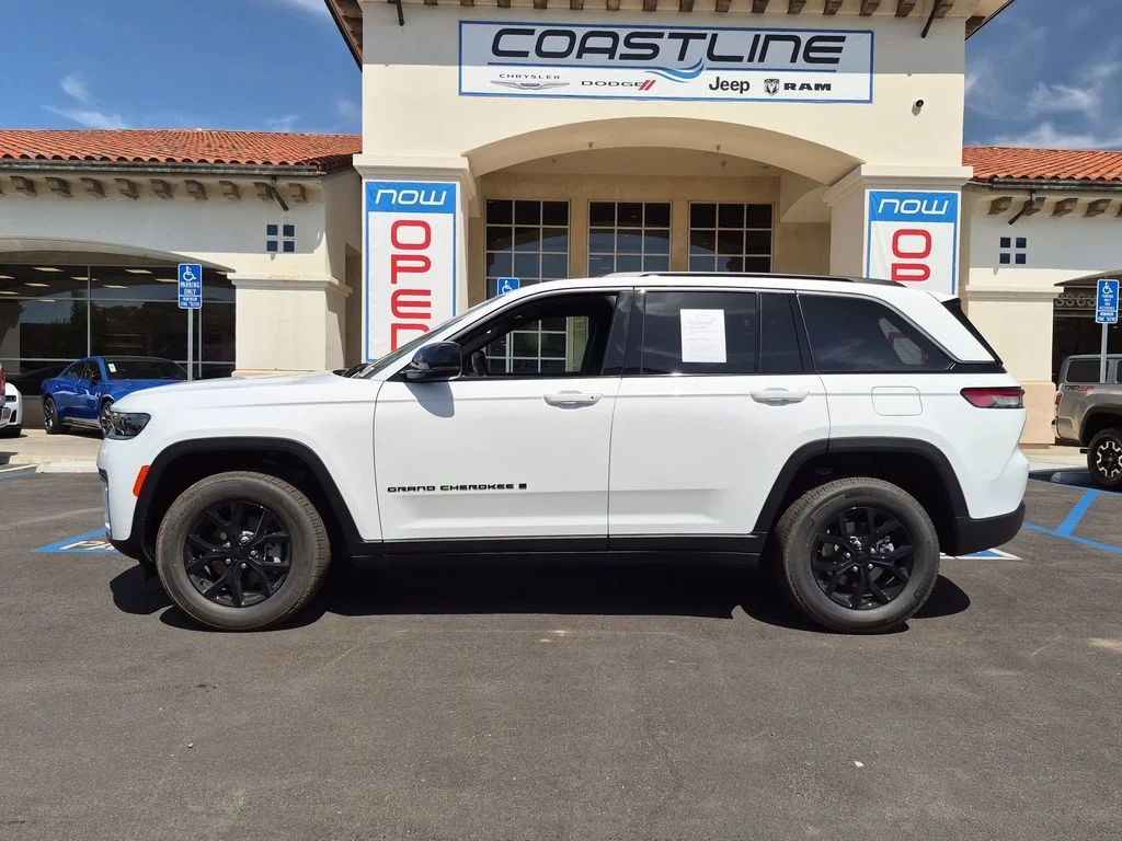 New 2026 Bright White Clear-Coat Exterior Paint Jeep Laredo Altitude image 8