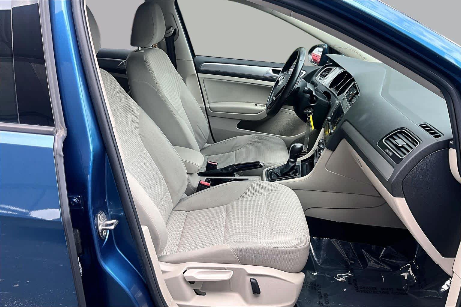 Pre-Owned 2017 Volkswagen Golf S