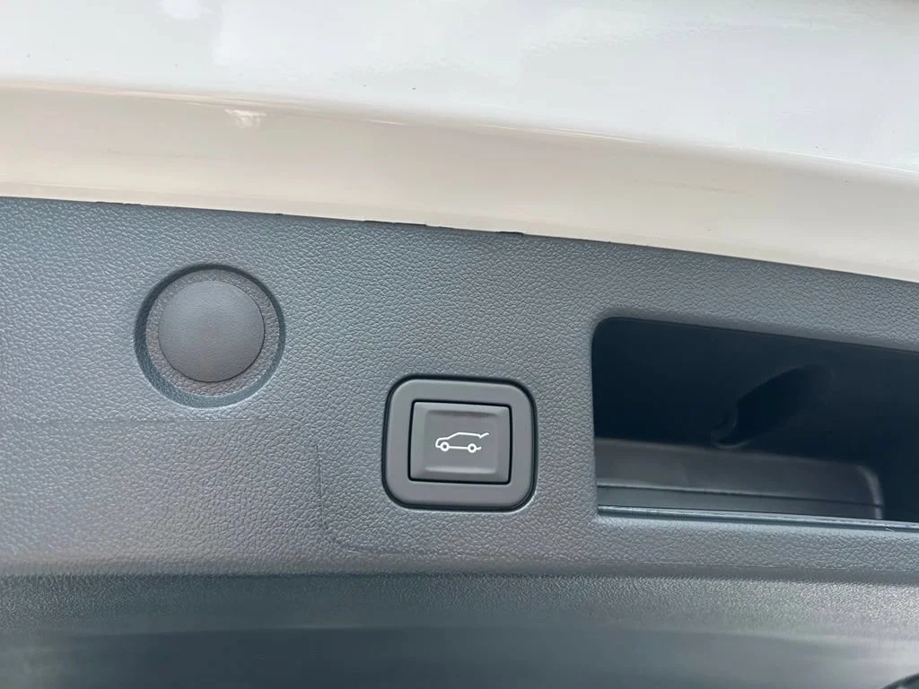 New 2027 Summit White Chevrolet LT image 12