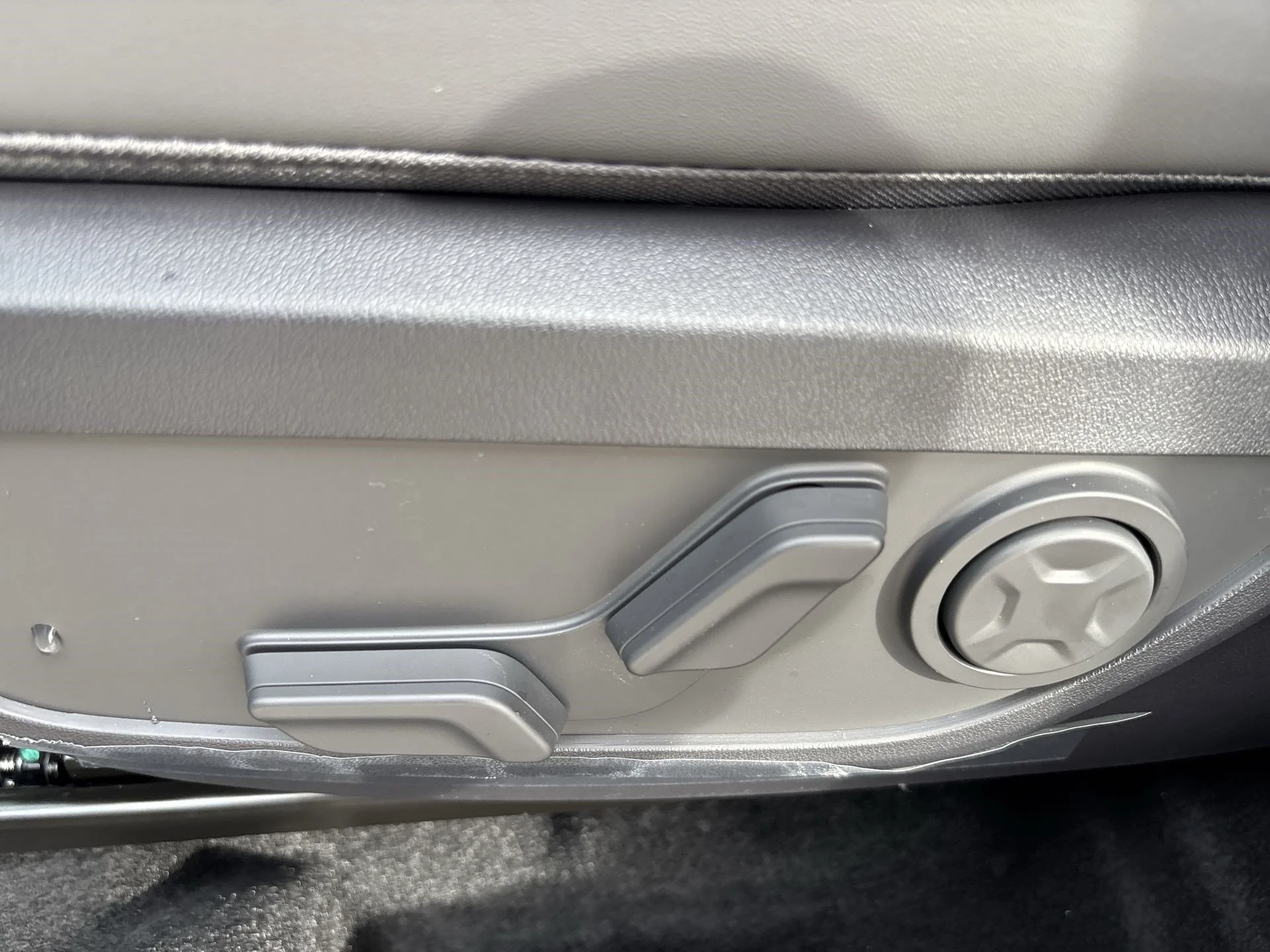 New 2027 Snow White Pearl Kia EX image 16