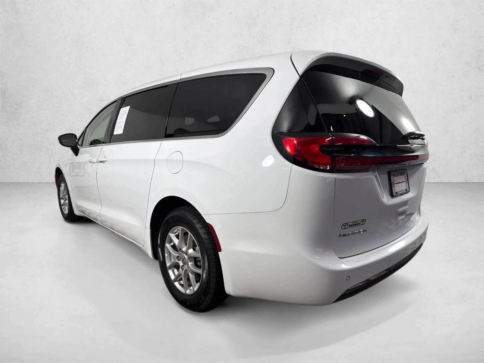 Used 2024 White Chrysler Touring L image 5
