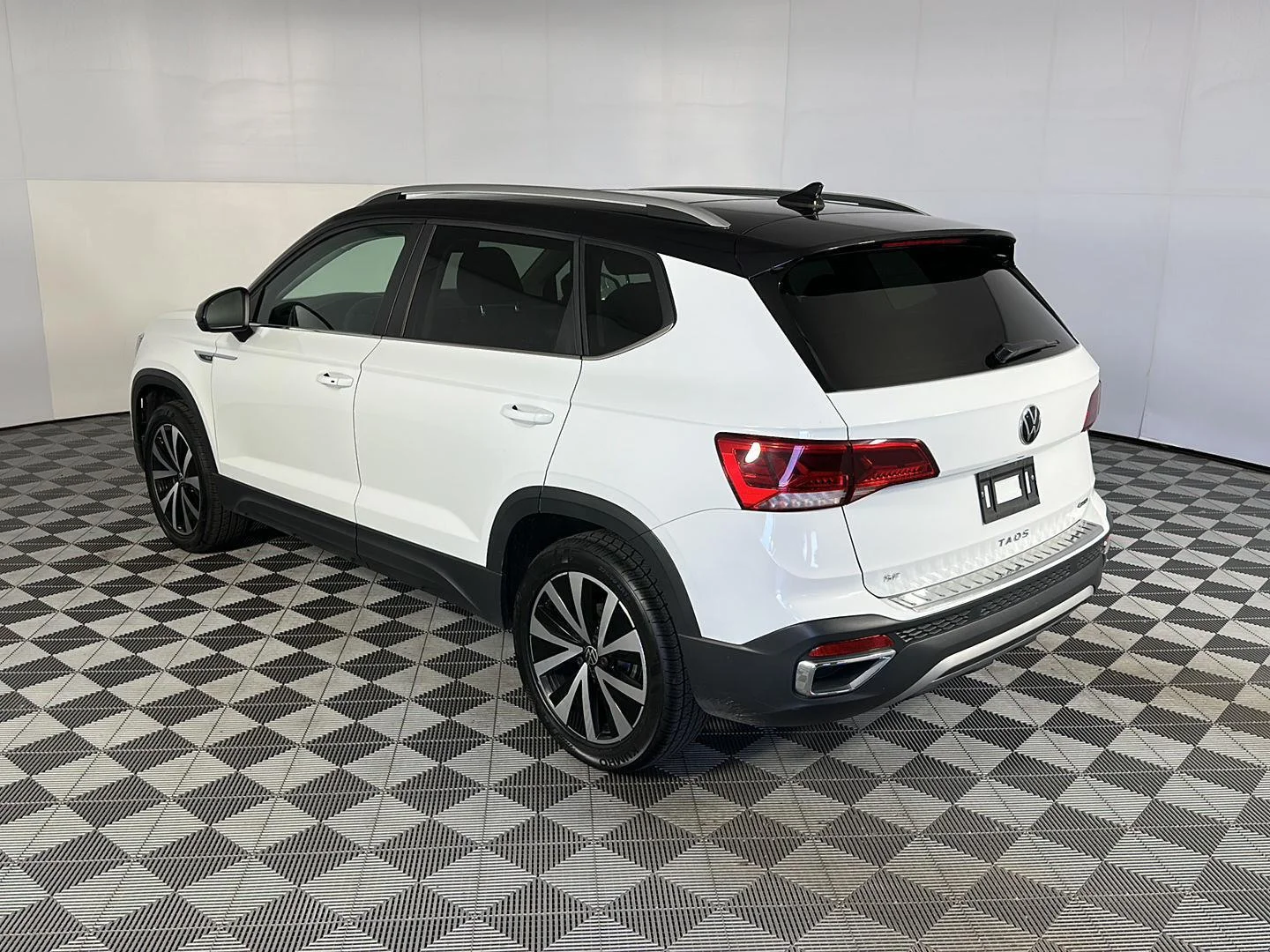 Used 2023 Pure White w/Deep Black Roof Volkswagen SE image 9
