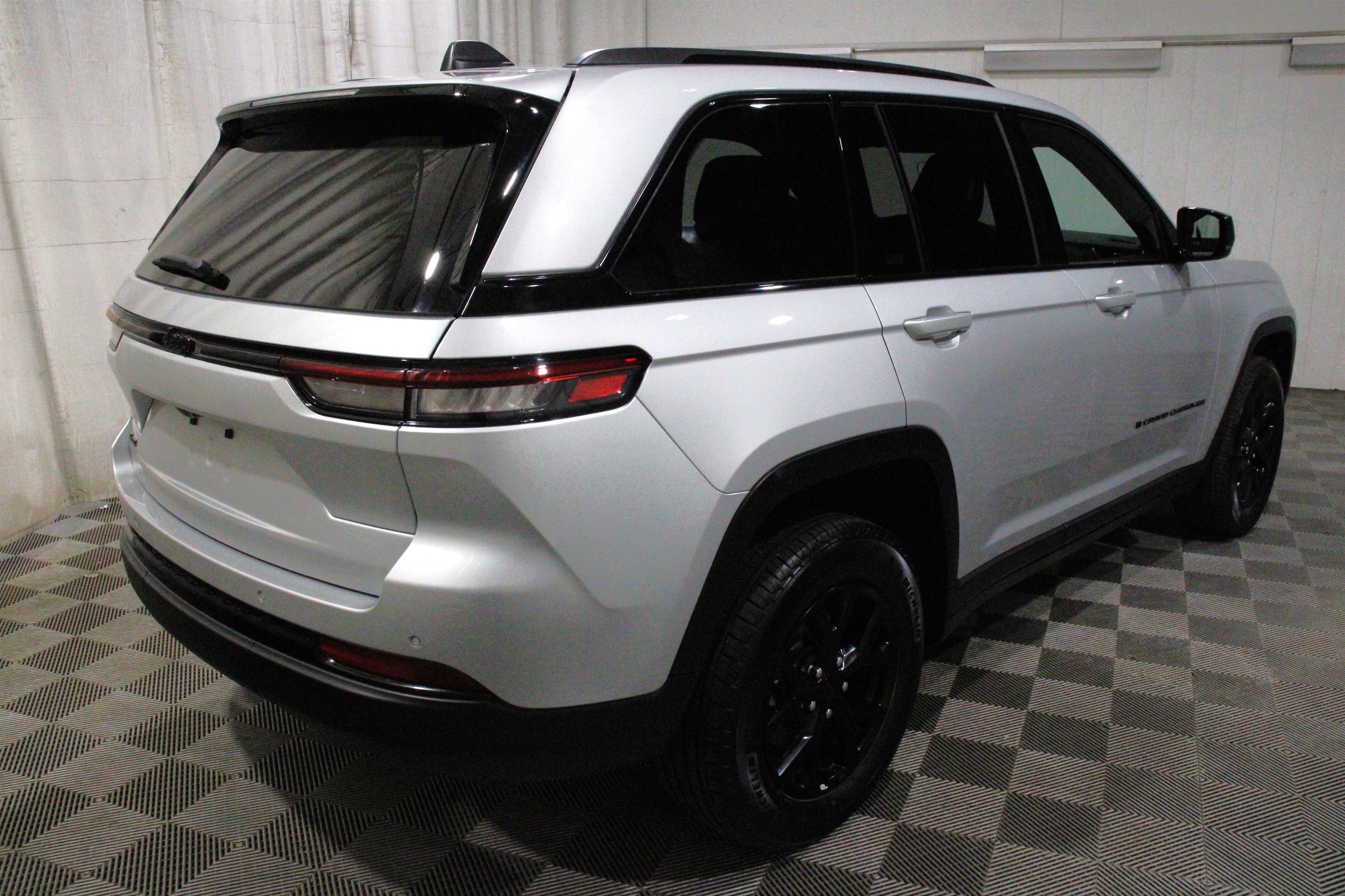 Used 2025 Silver Zynith Jeep Altitude image 33