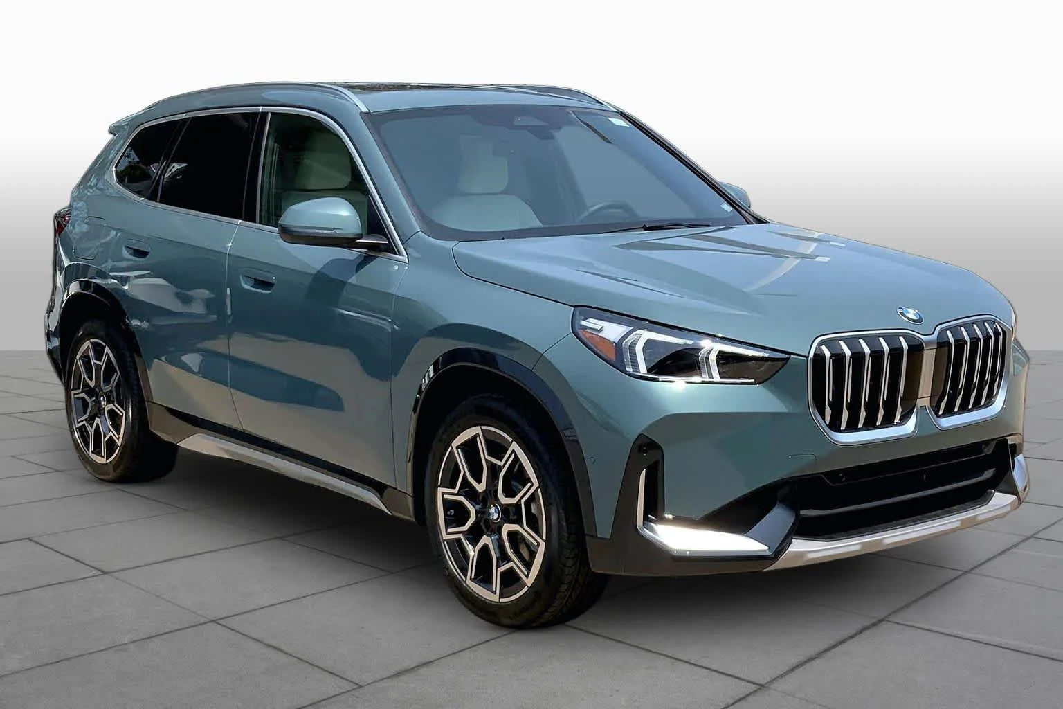 New 2026 Cape York Green Metallic BMW xDrive28i image 2