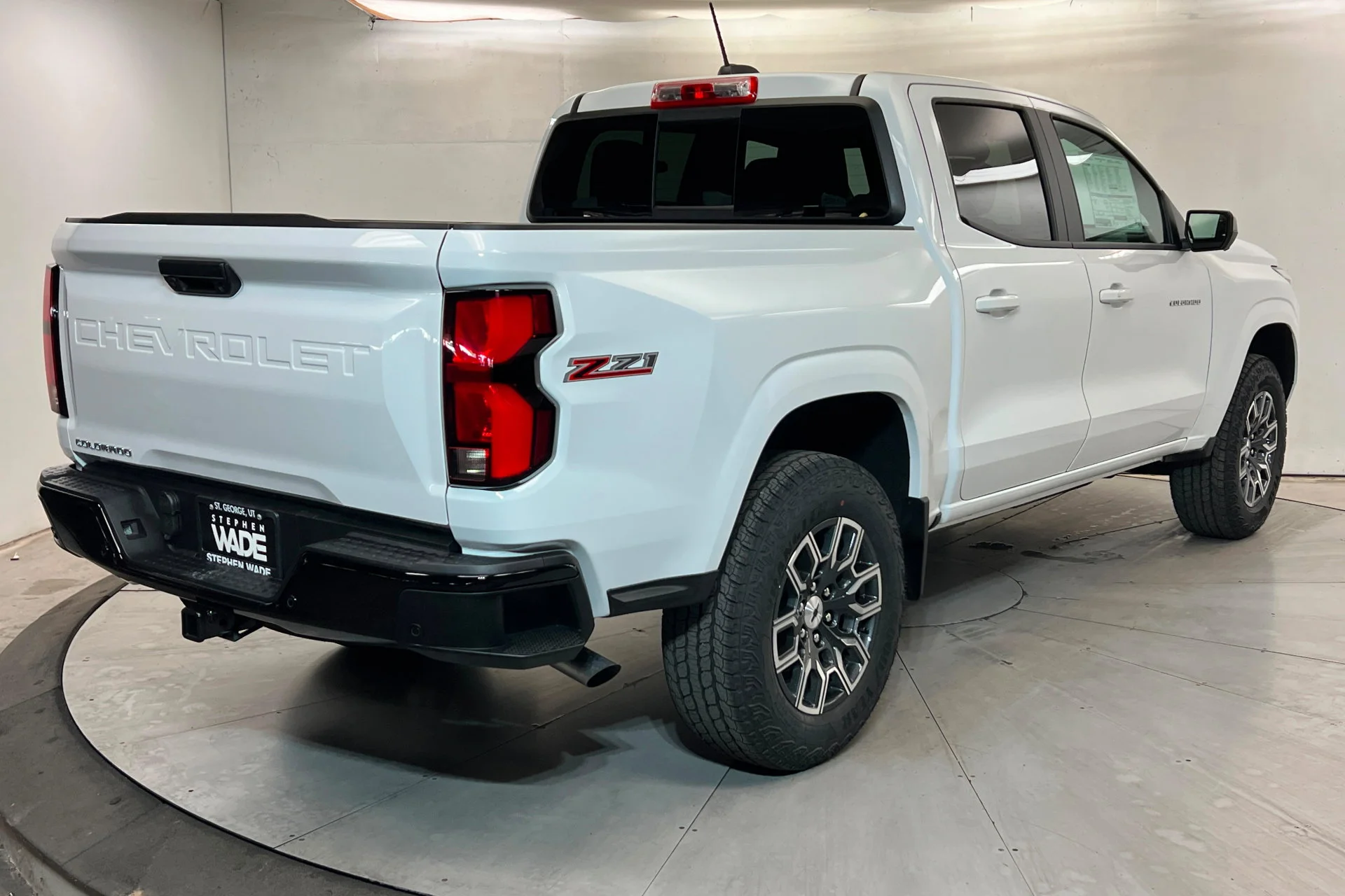 New 2026 Summit White Chevrolet Z71 image 5