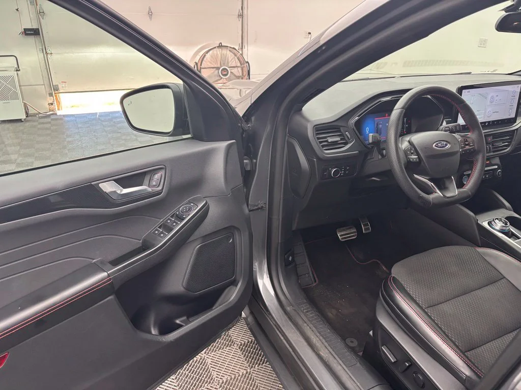 Used 2023 Gray Ford ST-Line image 17