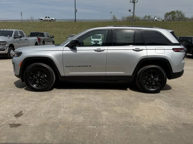 New 2026 Silver Zynith Exterior Paint Jeep Altitude image 11