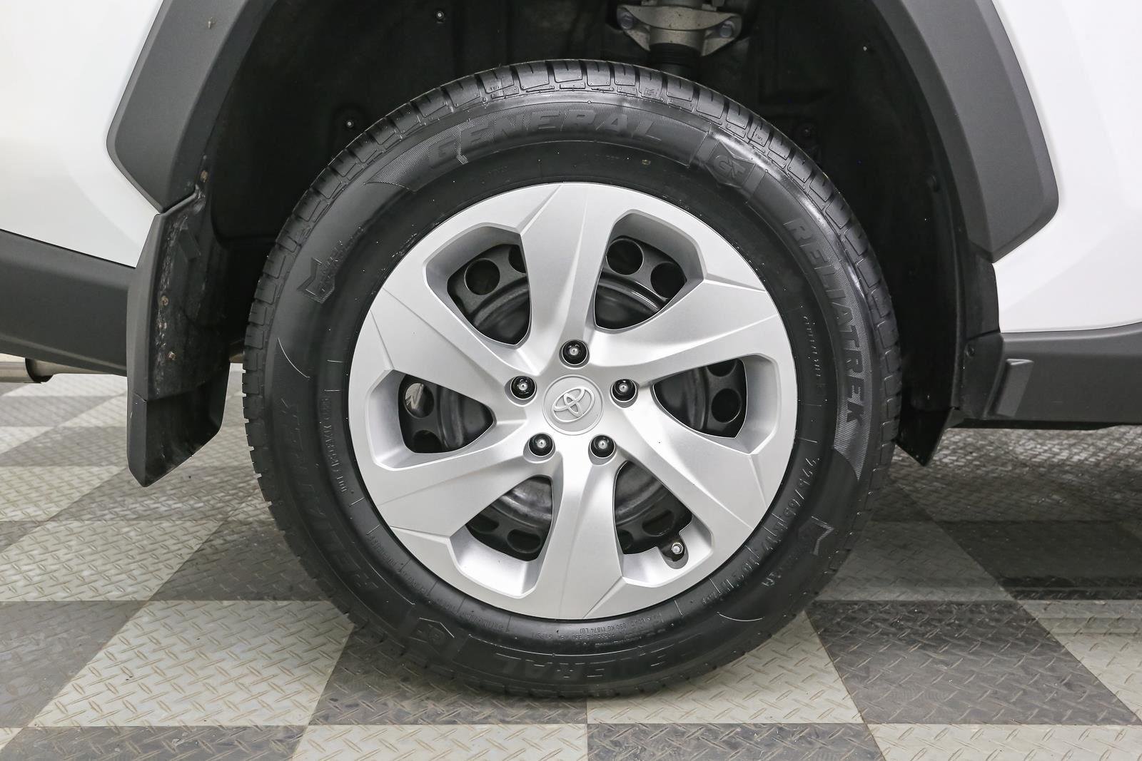 Used 2023 Ice Cap Toyota LE image 17