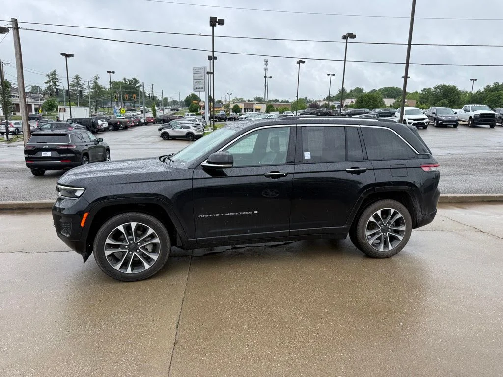 Used 2023 Black Jeep Overland image 9