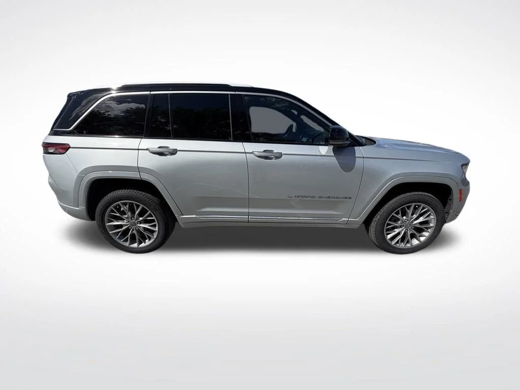 Used 2022 Silver Jeep Summit 4xe image 7
