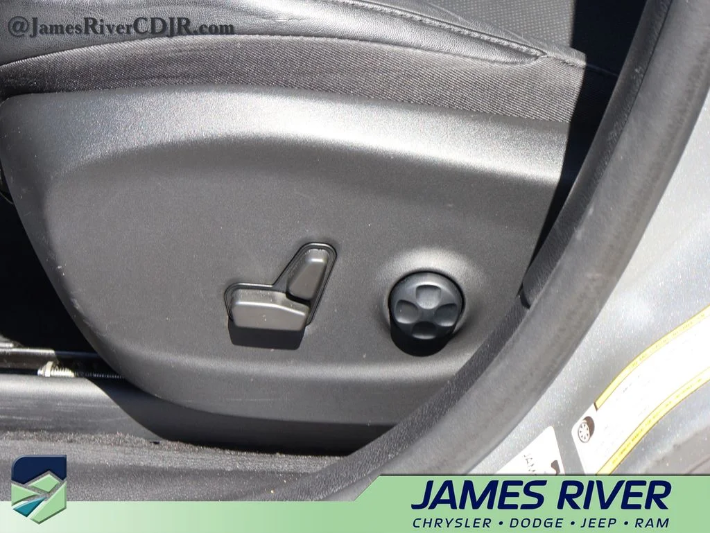 Used 2021 Silver Jeep Latitude Lux image 23