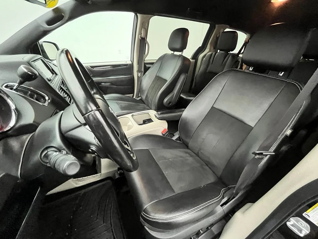 Used 2019 Black Dodge SXT image 19