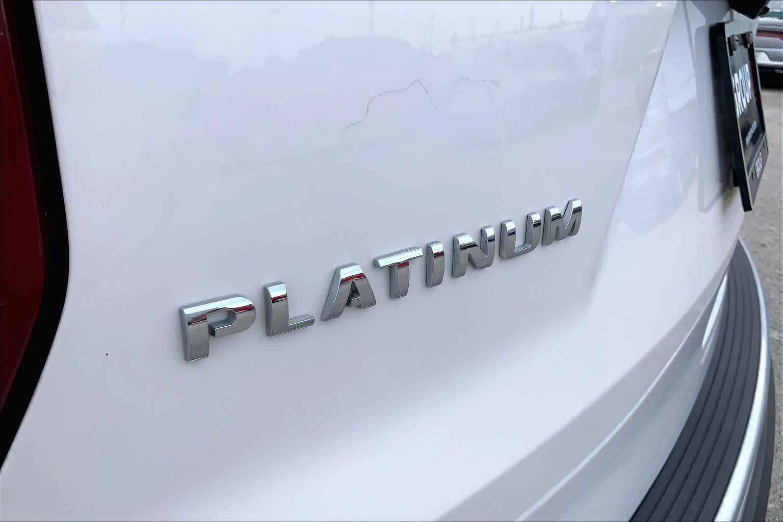 Used 2019 White Platinum Metallic Tri-Coat Ford Platinum image 10
