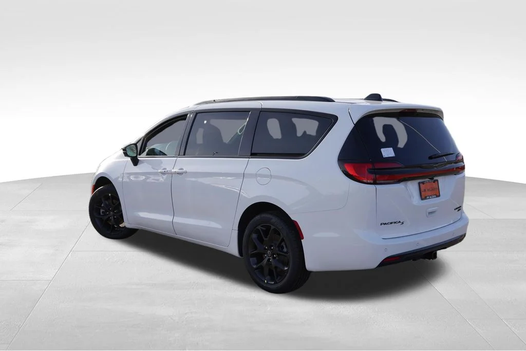 New 2026 Bright White Clear-Coat Exterior Paint Chrysler Limited image 6