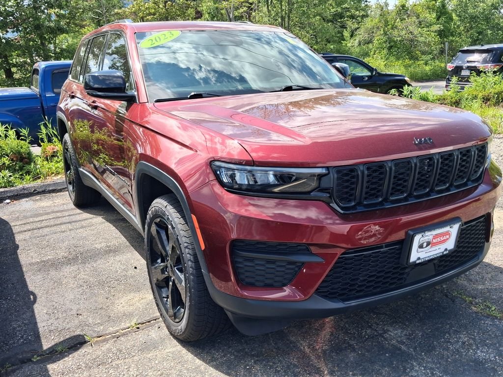 Used 2023 Red Jeep Altitude X image 11