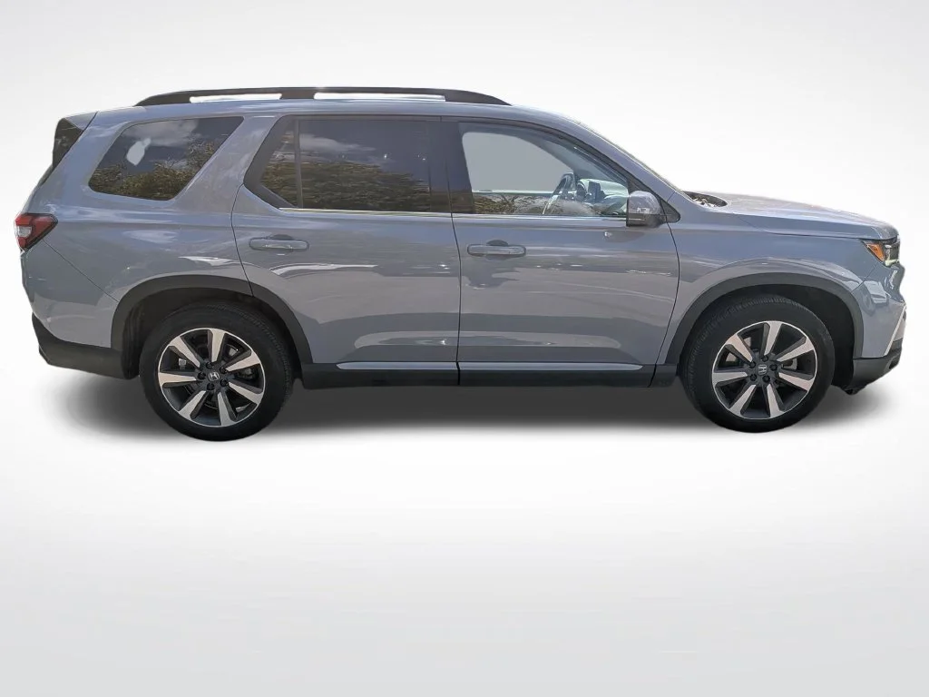 Used 2025  Honda Touring image 2