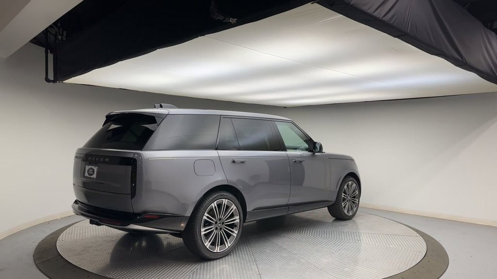 Used 2024  Land Rover SE image 8