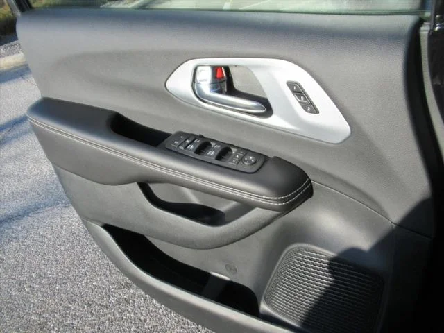 New 2026 Diamond Black Crystal Pearl-Coat Exterior Paint Chrysler Limited image 25