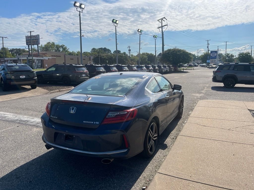 Used 2016  Honda Touring image 4