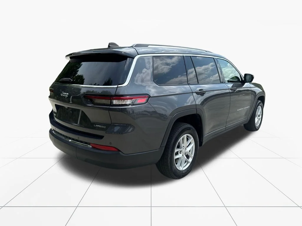 Used 2023 Gray Metallic Jeep Laredo image 8