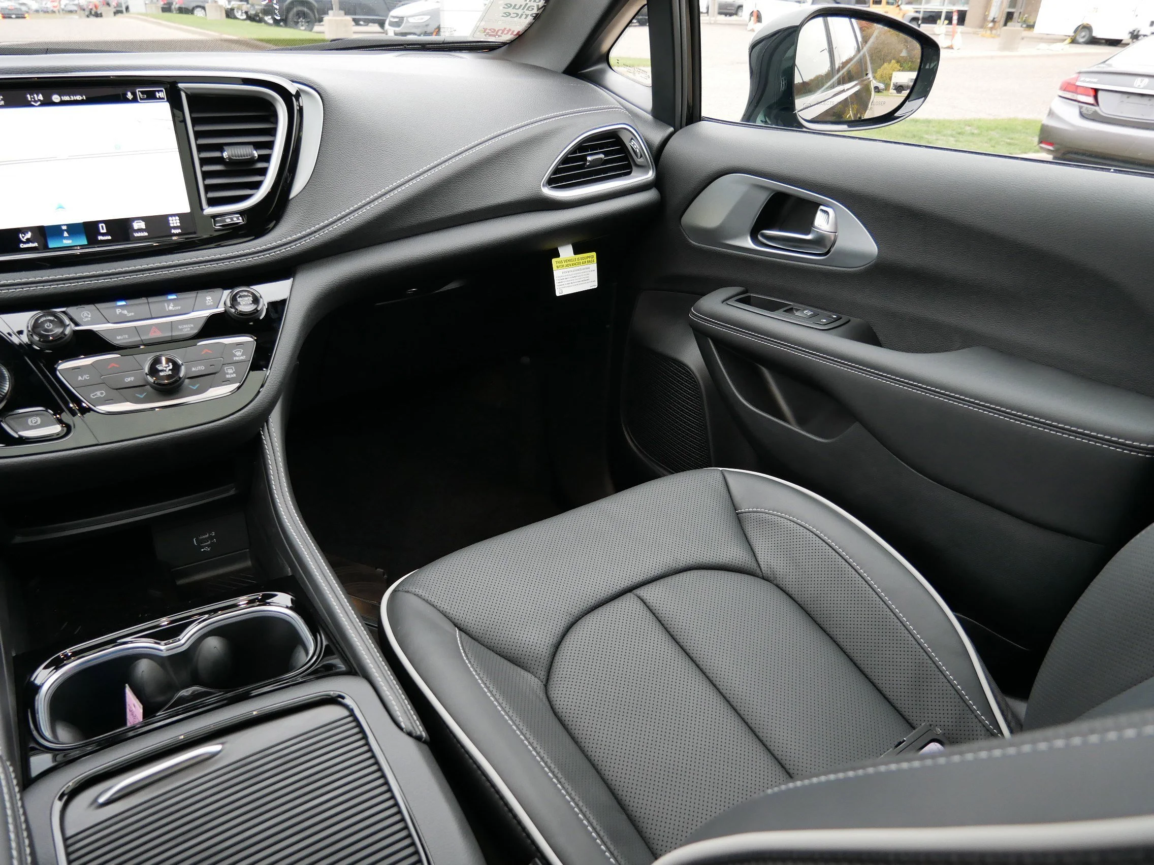 New 2026 Diamond Black Crystal Pearl-Coat Exterior Paint Chrysler Limited image 11