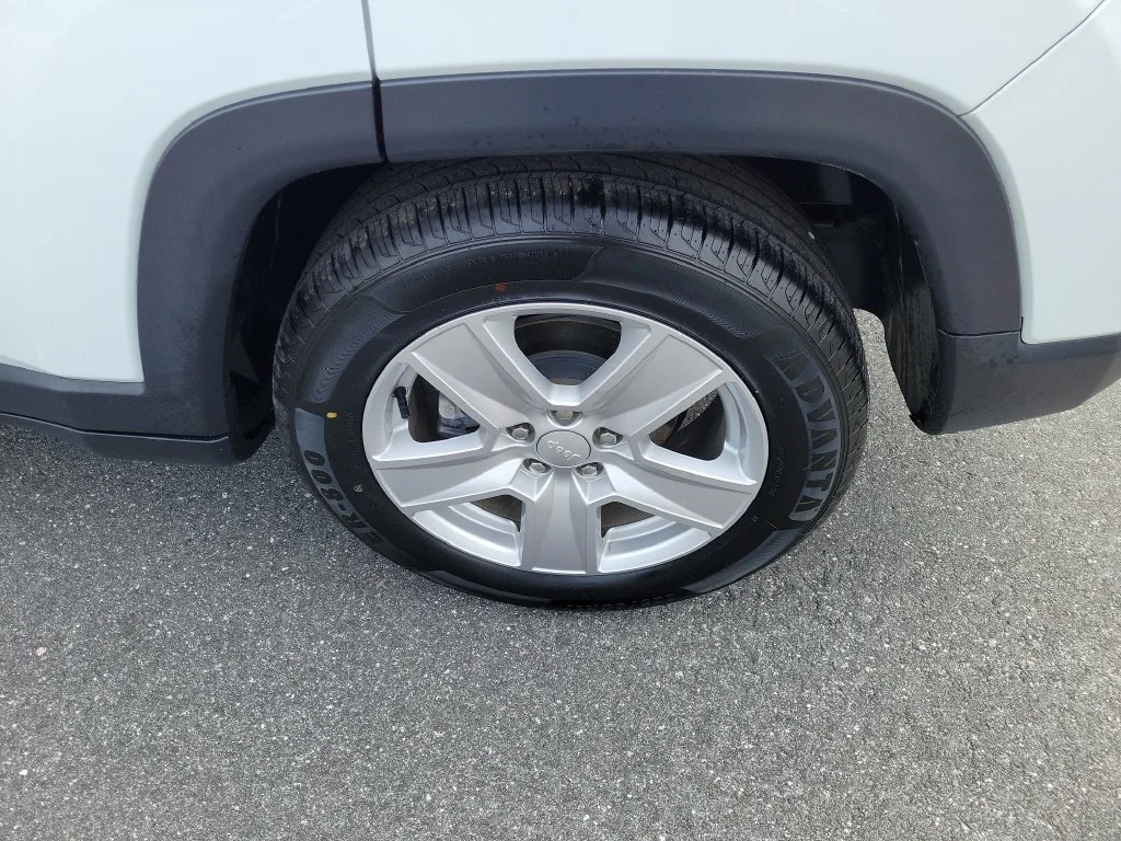 Used 2022 White Jeep Latitude image 8