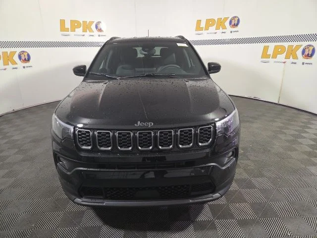 New 2026 Diamond Black Crystal Pearl-Coat Exterior Paint Jeep Latitude image 2