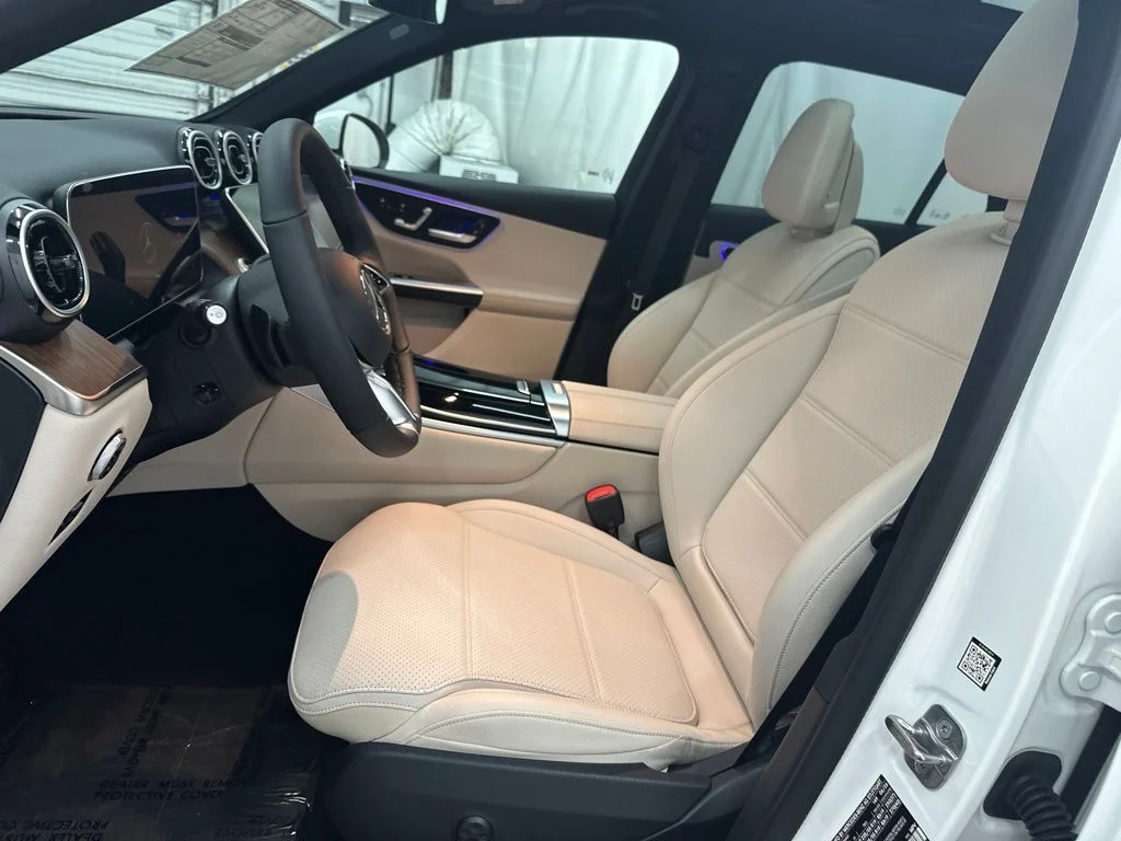 New 2027 White Mercedes-Benz GLC 300 image 19