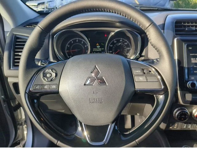 New 2027 Silver Mitsubishi SE image 32