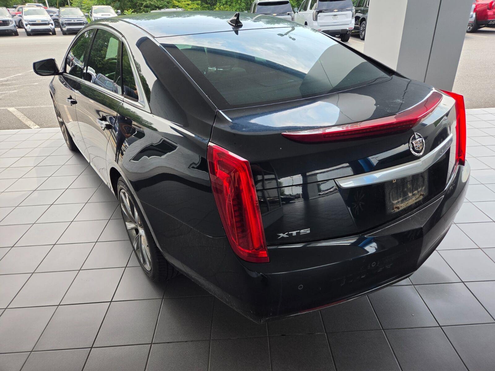 Used 2013 BLACK RAVEN Cadillac 4dr Sdn FWD image 7