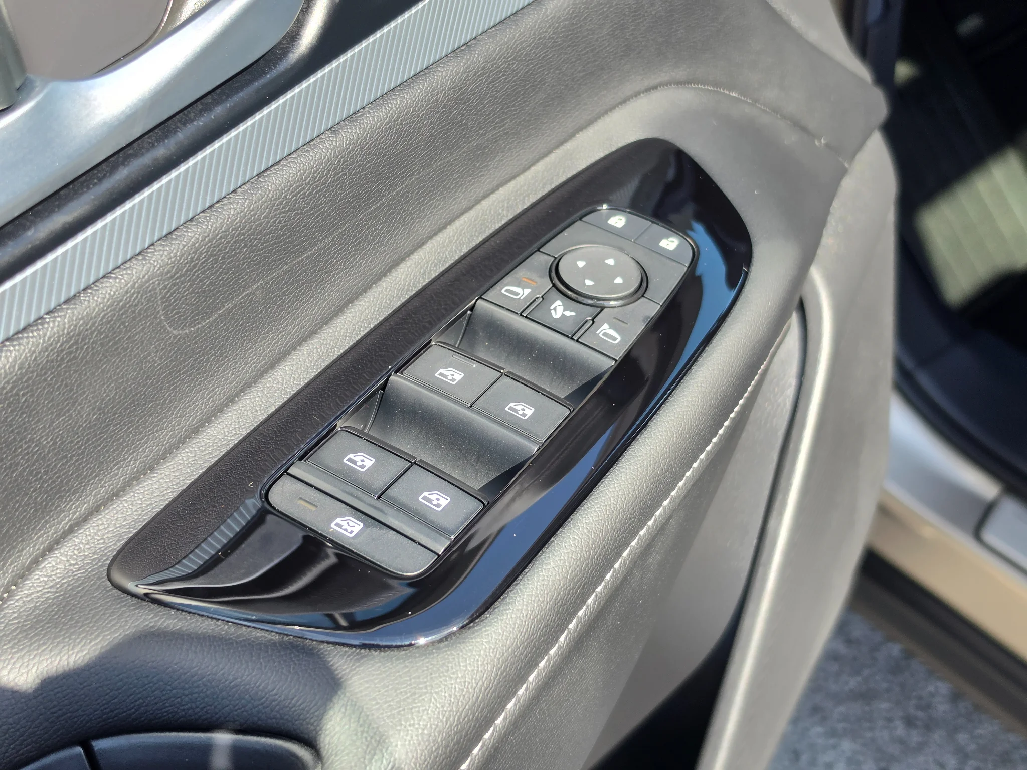 New 2027 Champagne Silver Metallic Nissan Platinum image 18