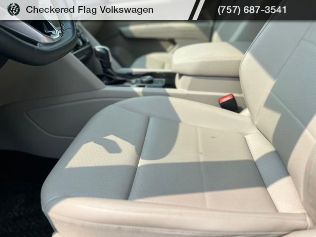 Used 2023 Pure White Volkswagen 3.6L V6 SE w/Technology image 21