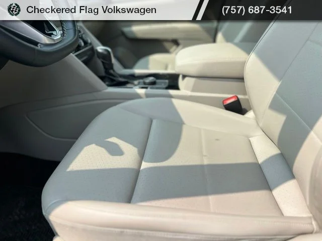 Used 2023 Pure White Volkswagen 3.6L V6 SE w/Technology image 21