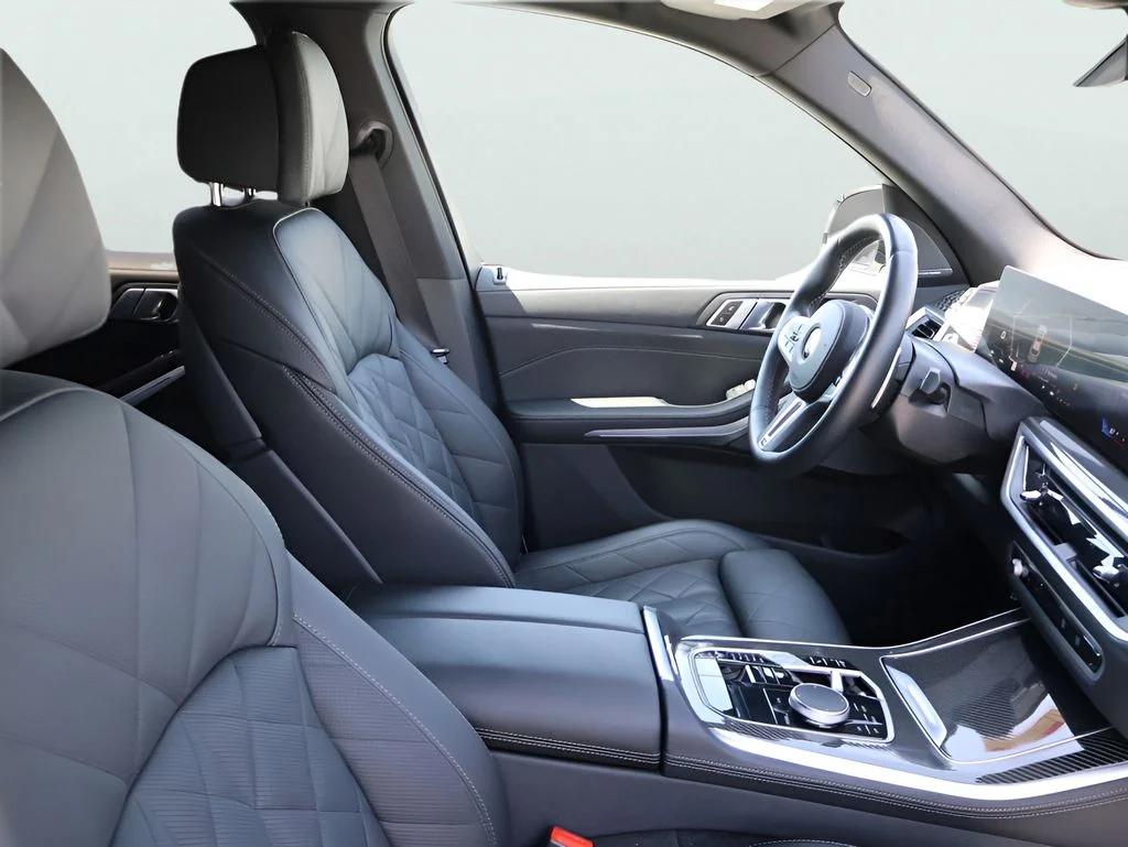 Used 2026 Alpine White BMW M60i image 10