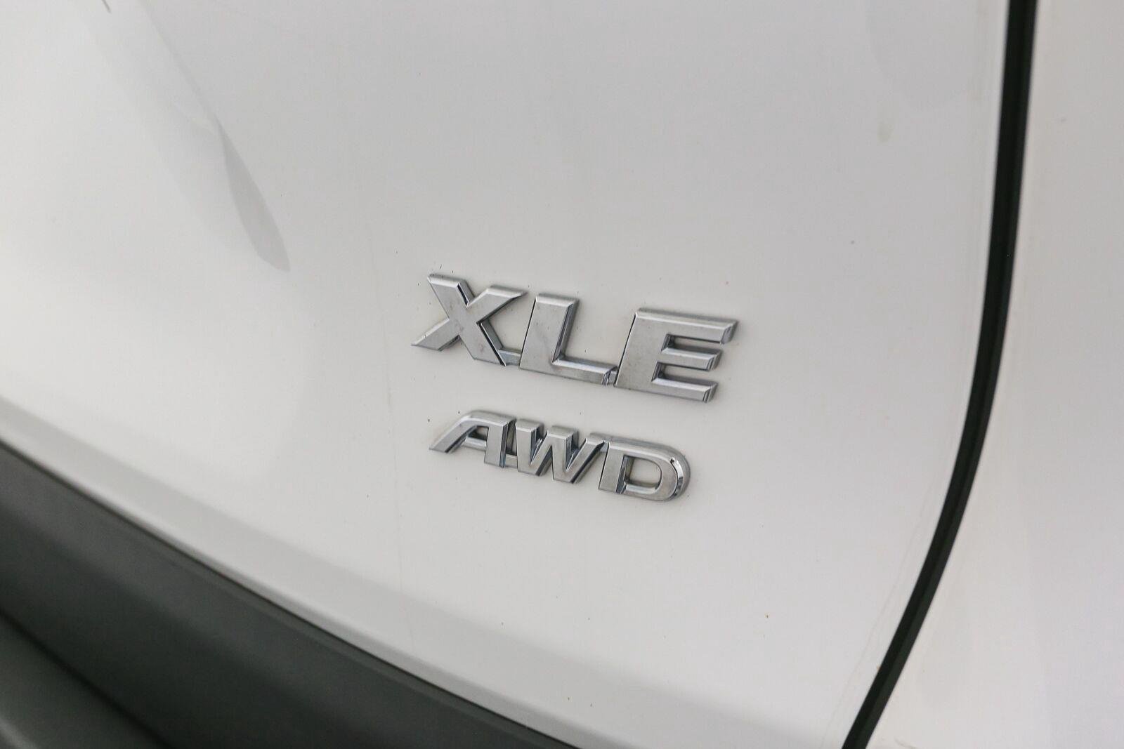 Used 2019 Super White Toyota XLE Premium image 11