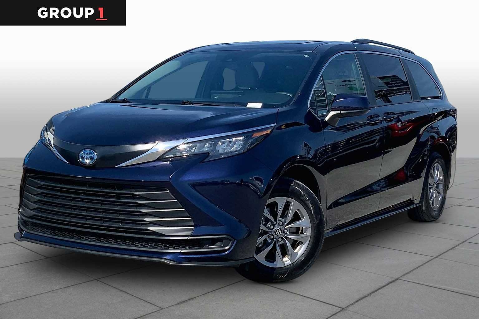 2025 Toyota Sienna LE 8-Passenger Hybrid AWD's photo
