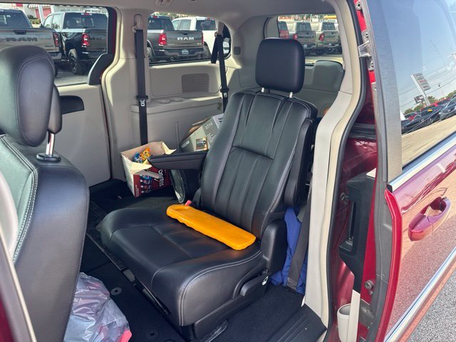 Used 2014 Red Chrysler Touring image 12