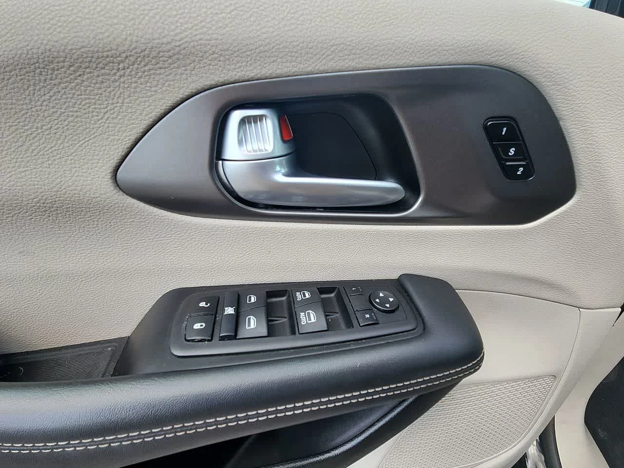 Used 2024 Diamond Black Crystal Pearlcoat Chrysler Hybrid Select image 11