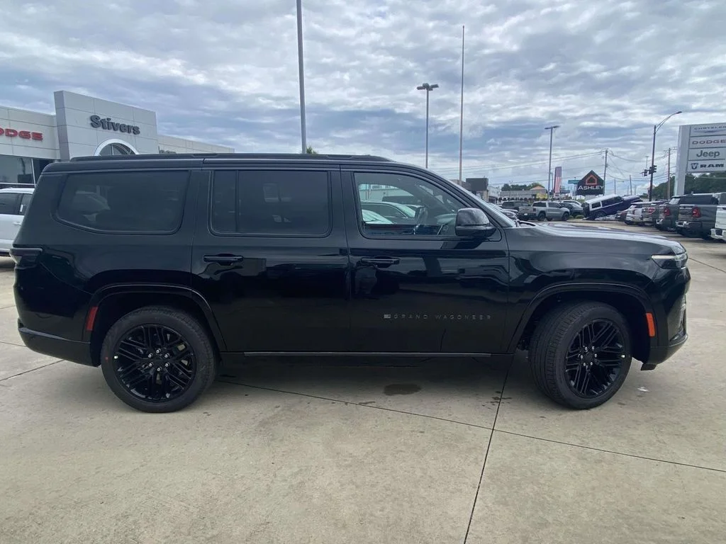 New 2026 High Gloss Black Exterior Paint Jeep Limited Reserve image 7